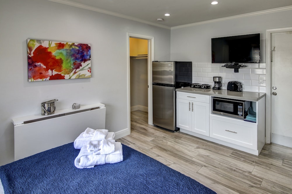 May Dee Suites - photo 25