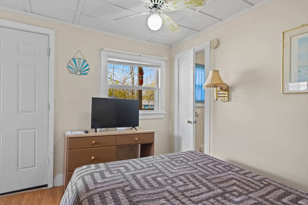 Beach Motel & Suites - photo 17