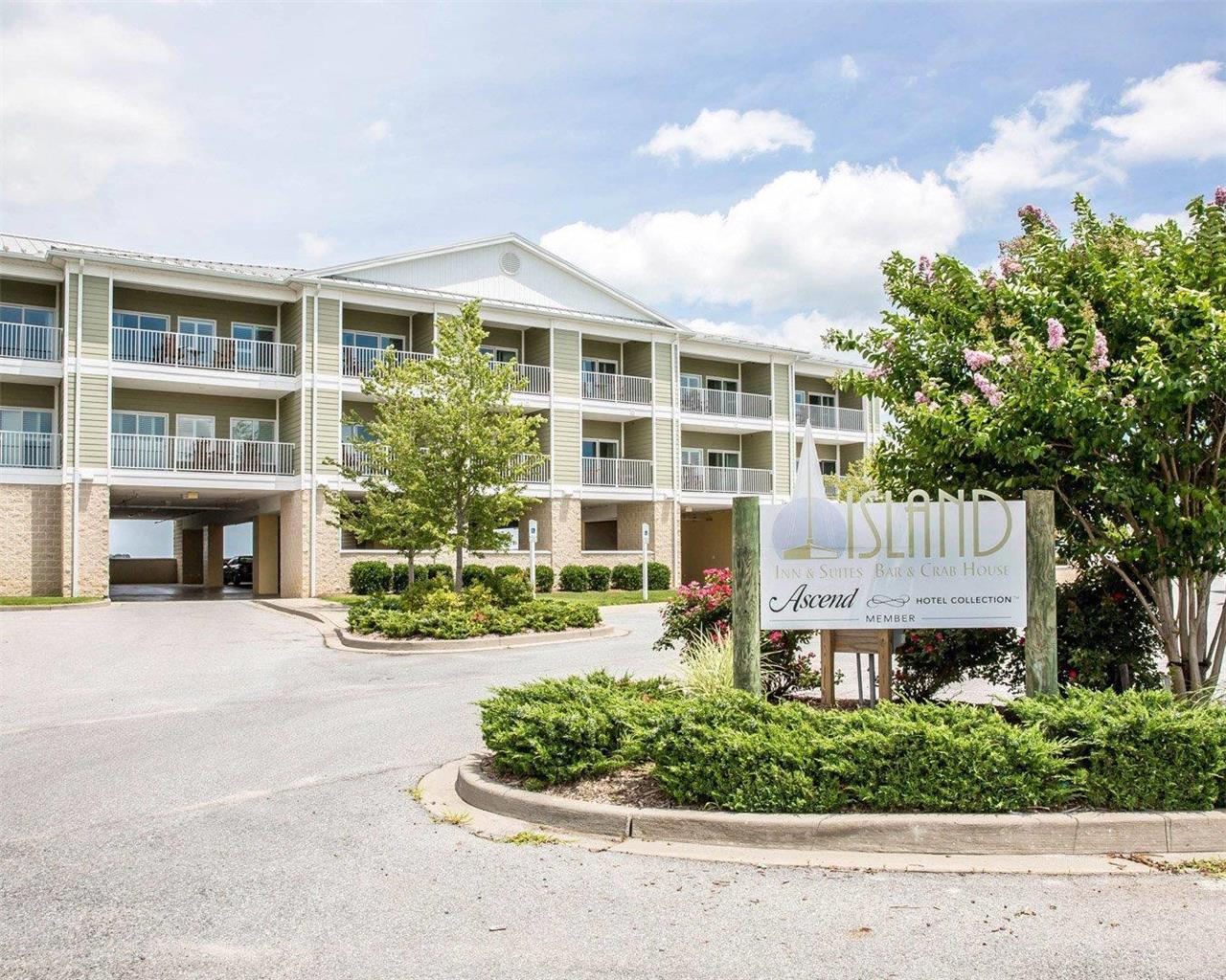 Island Inn & Suites an Ascend Collection Hotel — hotel in Piney Point Village