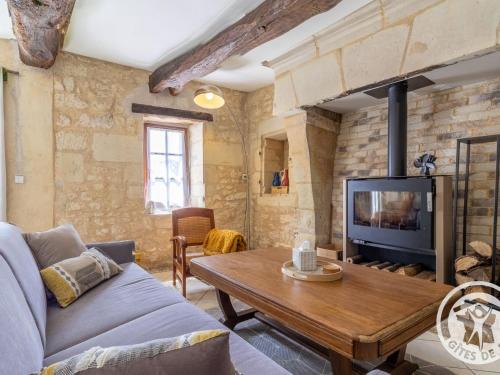 Gîte charmant en tuffeau près de Saumur avec terrasse poêle à bois et grandes commodités FR 1 622 64 — hotel in Vaudelnay
