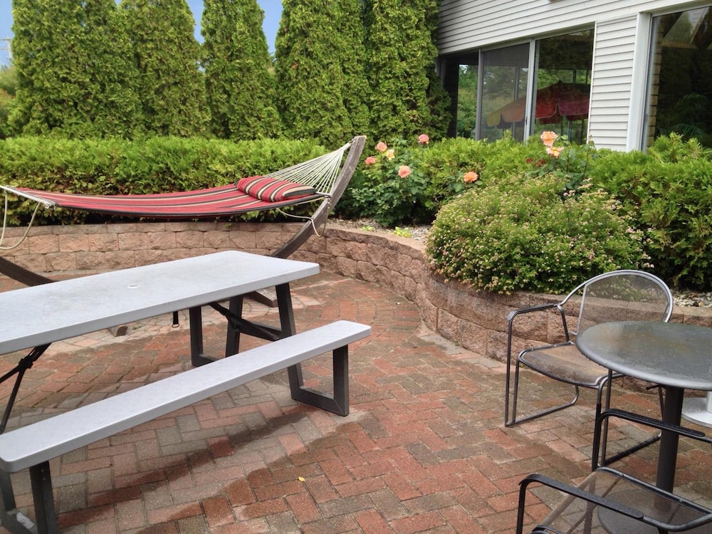 Parkside Inn Bridgeview - photo 18