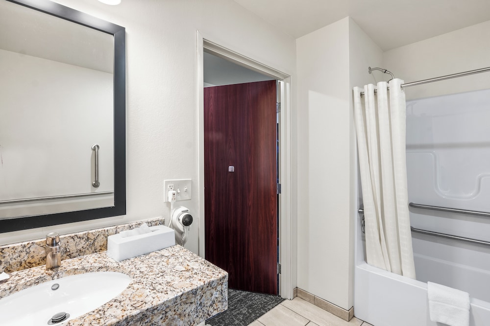 Cobblestone Hotel & Suites Denmark Green Bay - photo 44
