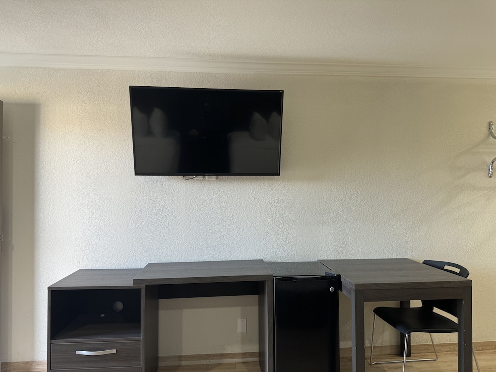 Baymont by Wyndham Bakersfield - photo 5