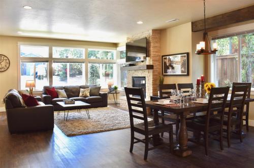 Bluebird Day Red Door - last minute hotel in Bend