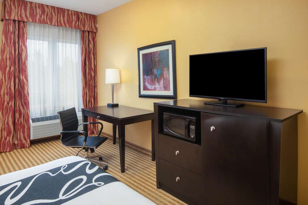 La Quinta Inn & Suites by Wyndham Atlanta Union City - photo 34