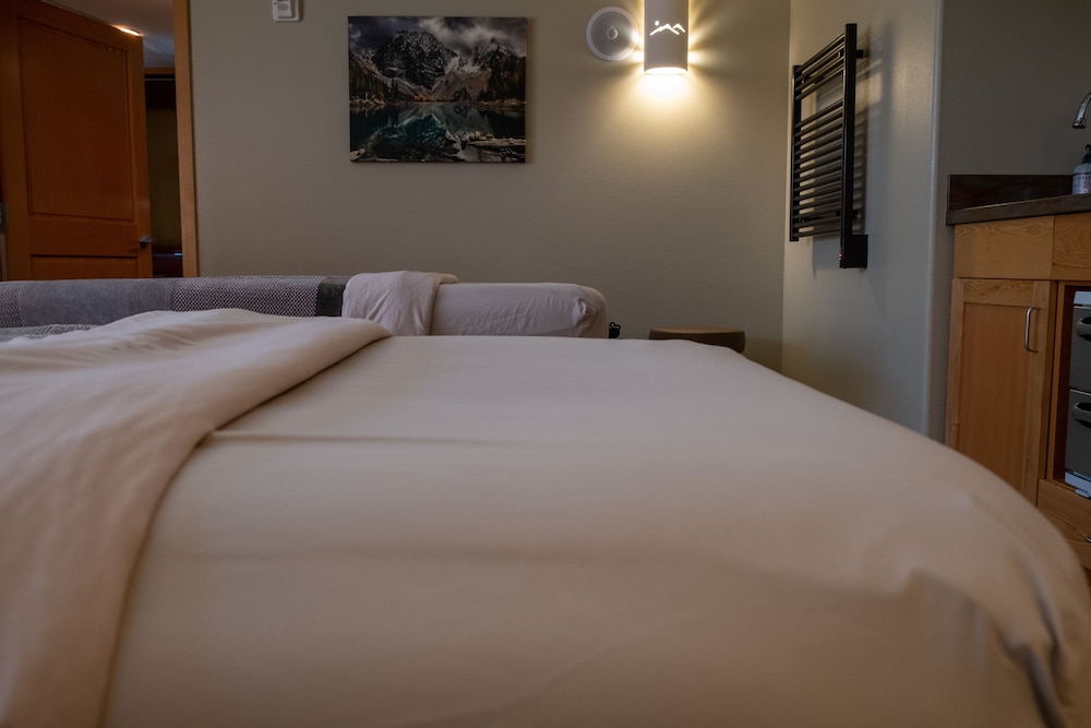Sleeping Lady Mountain Resort & Spa - photo 15