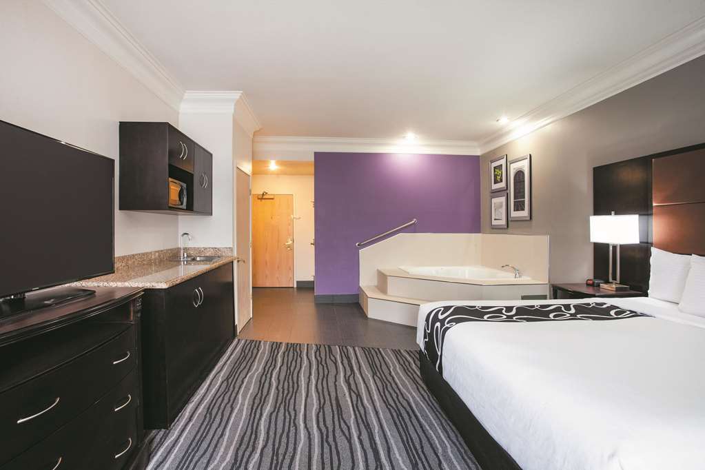 La Quinta Inn & Suites by Wyndham Dublin Pleasanton - photo 22