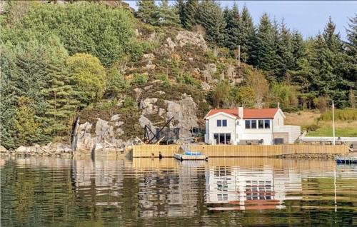 Stunning Home In Fitjar With Wifi — 4-Star Luxury Hotel in Fitjar, Norway