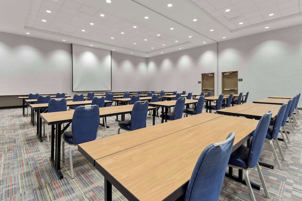 Hampton Inn & Suites Columbus Scioto Downs - photo 35