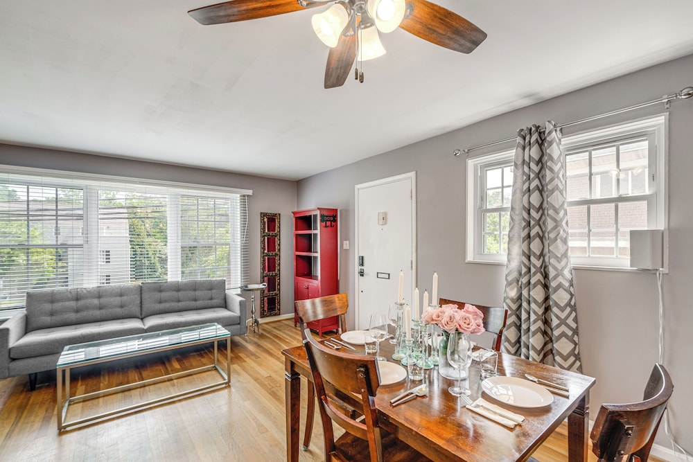 Arlington Townhome w Furnished Patio — 4-Star Luxury Hotel in Arlington, United States