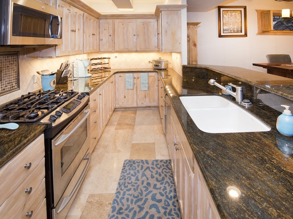 Village Center Condo 1G — 4-Star Luxury Hotel in Vail, United States