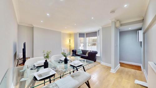 Tube & Notting Hill Nearby Garden Flat Haven — 4-Star Luxury Hotel in London, United Kingdom