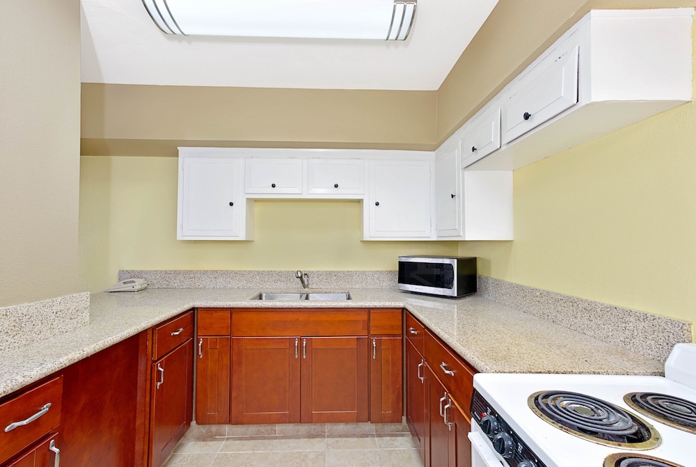 MC Pacific Inn & Suites - photo 12