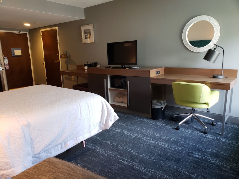Hampton Inn & Suites Newtown - photo 31