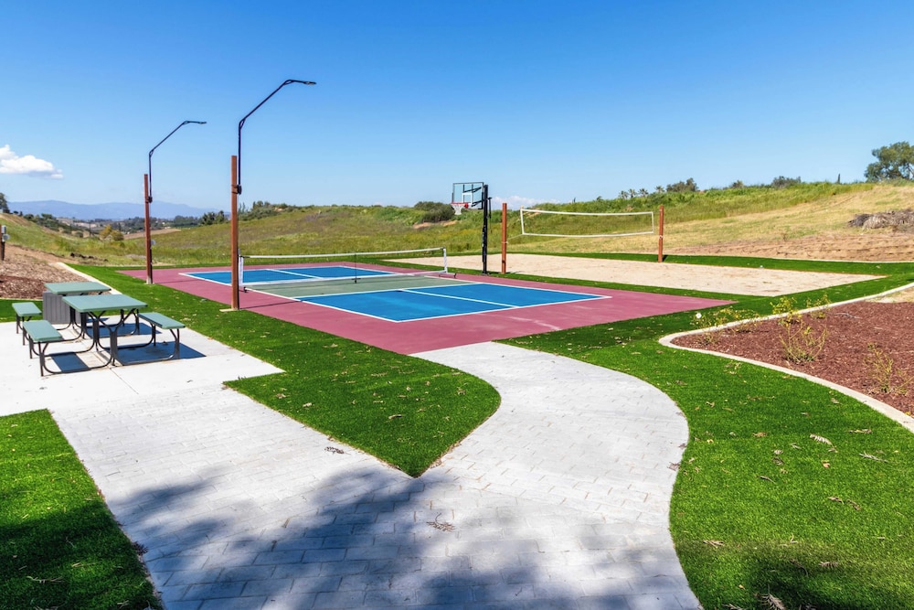 Chateau Syrah by AvantStay Picturesque Estate w Pool Hot Tub Table Tennis Pool Table New Pickleball Court Basketball hoop - photo 58