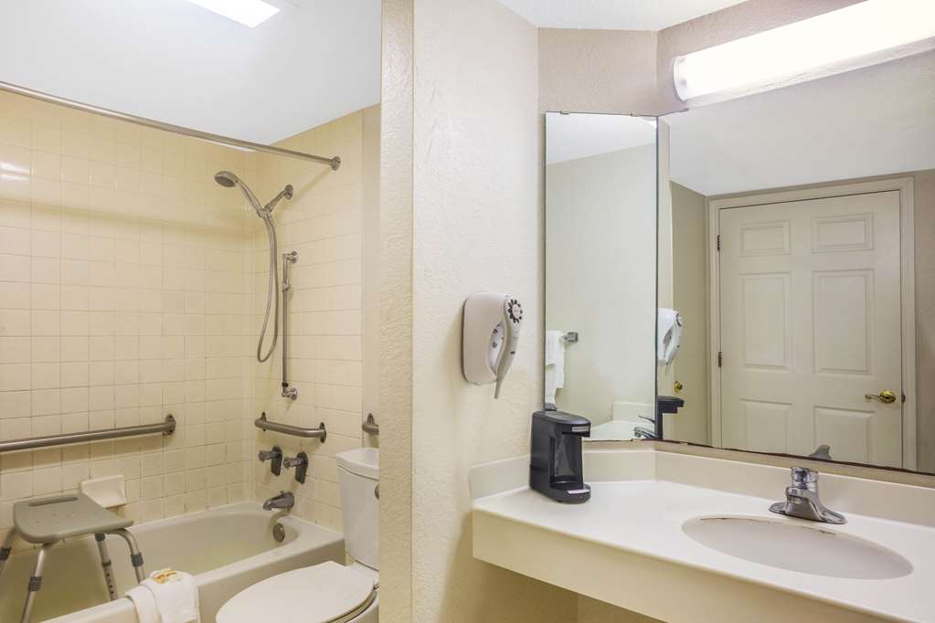 Super 8 by Wyndham Eagle Pass - photo 20