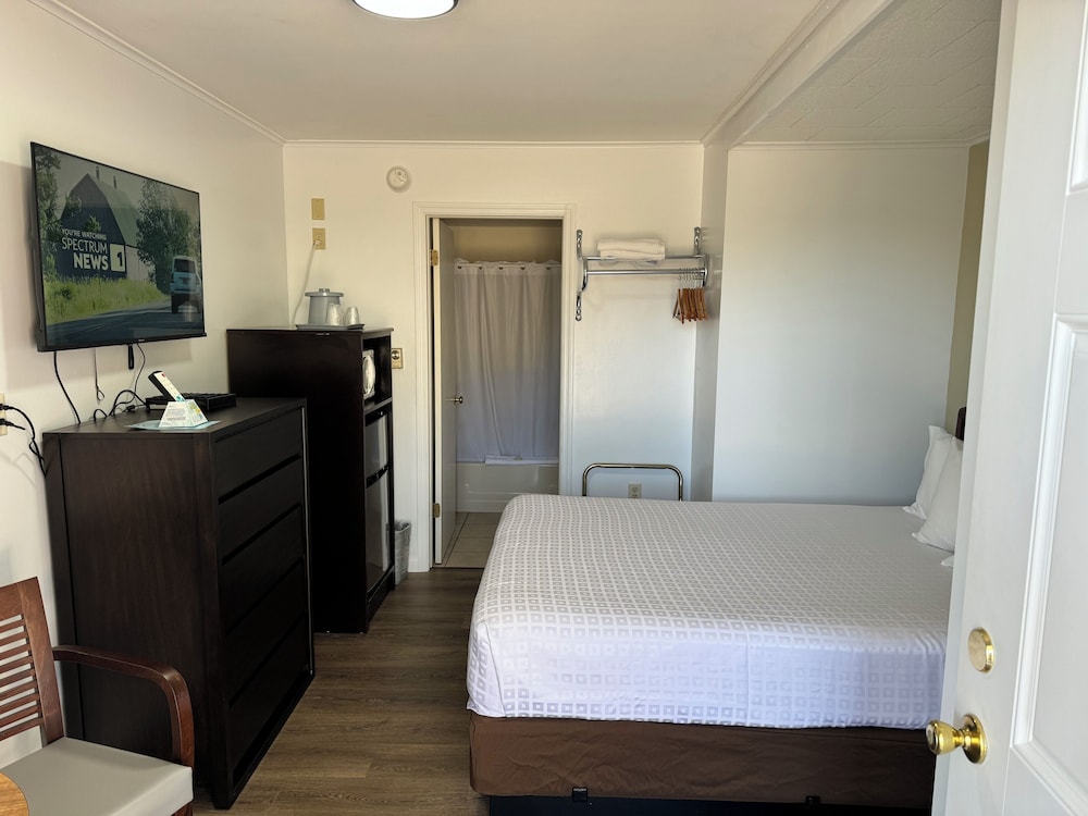 Lake 'N Pines Motel - photo 31