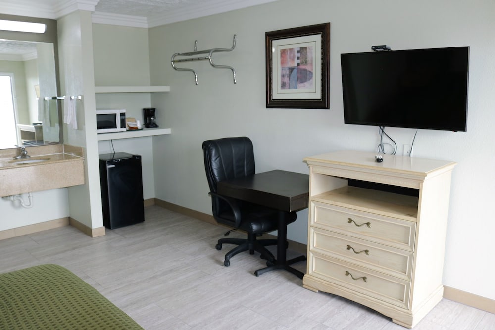 Deluxe Inn Motel - photo 4