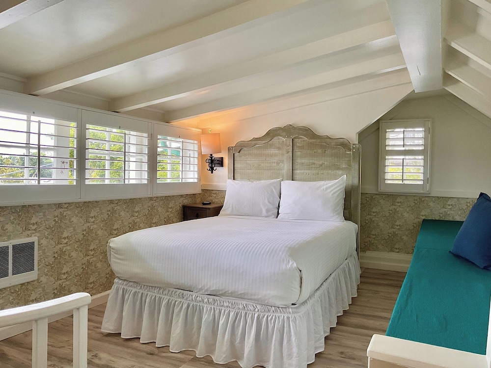Carmel Green Lantern Inn - photo 16