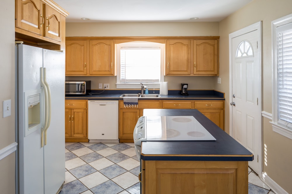 Spacious 6BR 2.5 Bath in Highlands - photo 11