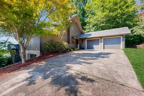 Valley View Lodge at Camp Rockmont — 4-Star Luxury Hotel in Black Mountain, United States