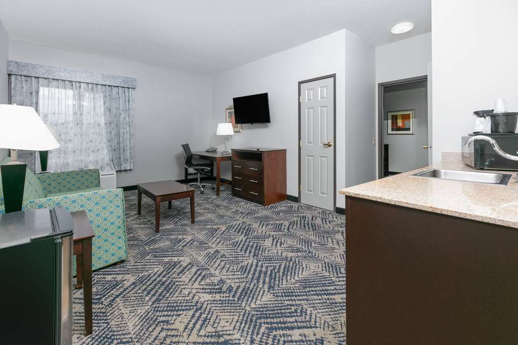 La Quinta Inn & Suites by Wyndham Tulsa Airpt Expo Square - photo 52