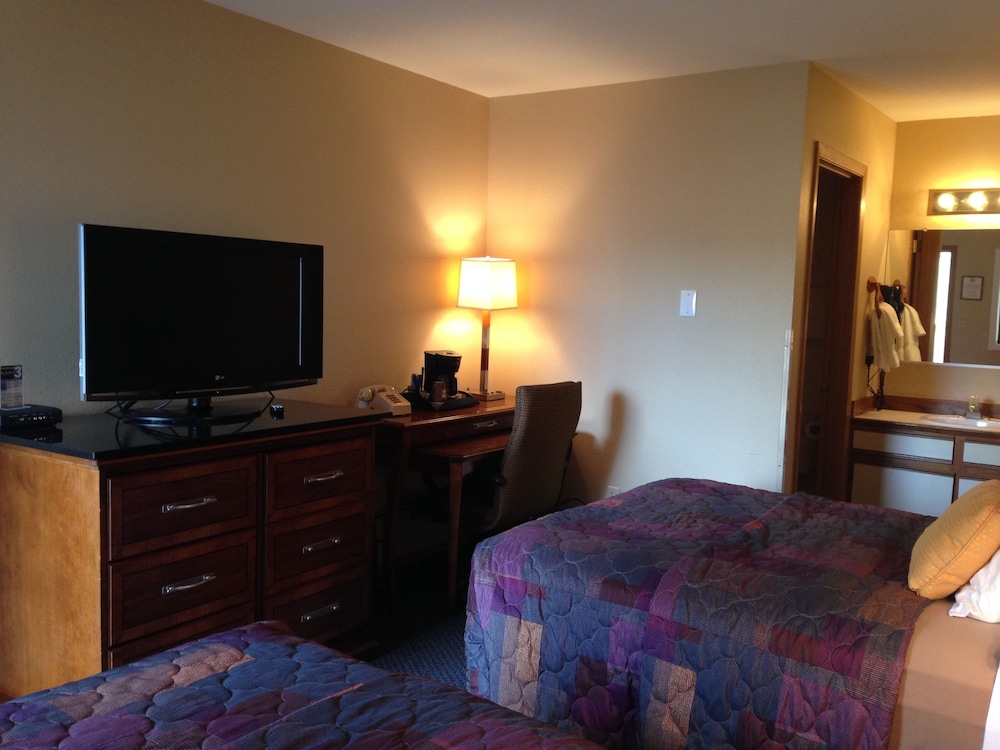 Lakeshore Inn & Suites - photo 12