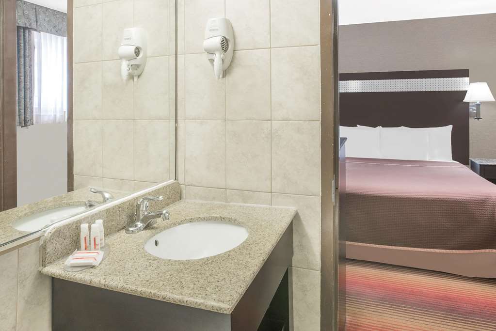 Howard Johnson by Wyndham North Bergen - photo 6