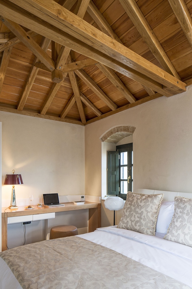 Moni Emvasis Luxury Suites — Gefyra — photo 5