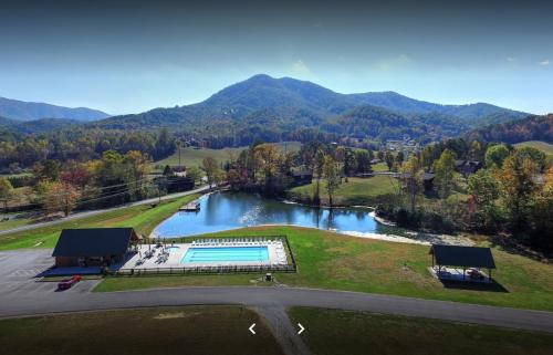 Mountains 4 Miles Panoramic Views Hot Tub & Fire Pit near Pigeon Forge - photo 38