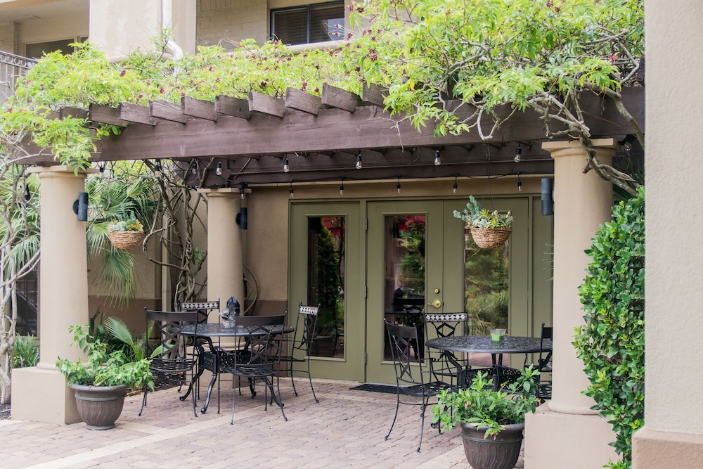 Vineyard Court Designer Suites Hotel - photo 43