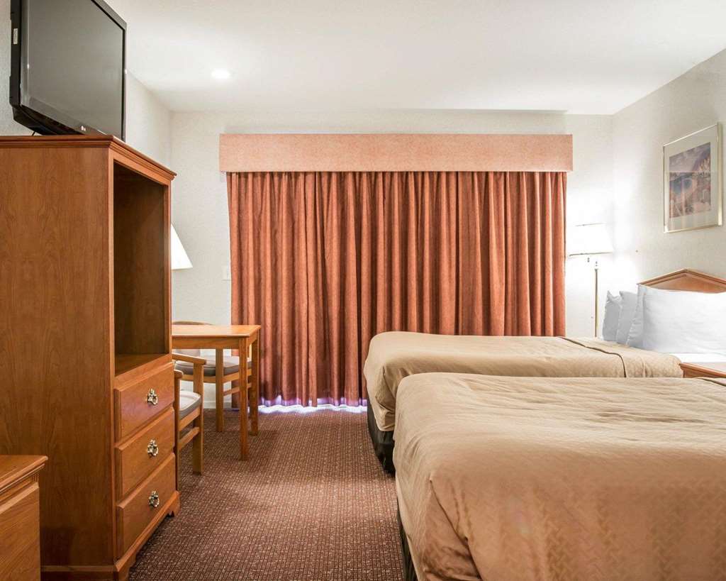 Quality Inn & Suites Mackinaw City Beachfront - photo 17