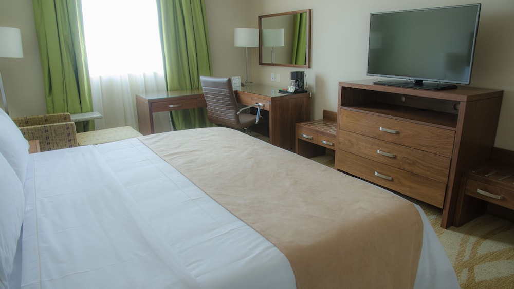 Holiday Inn Express and Suites Celaya
