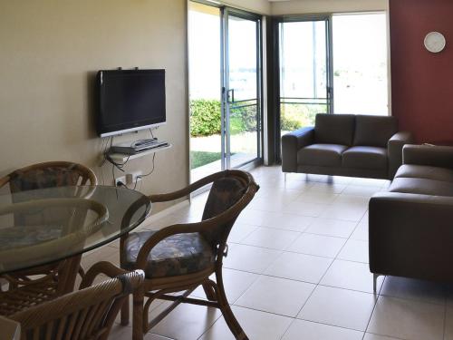 Fairholme 5 Opposite Lake — 4-Star Luxury Hotel in Tuncurry, Australia