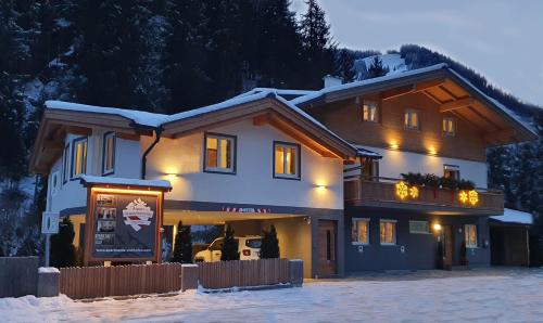 Alpen Ferienwohnungen Viehhofen near Saalbach & Zell am See incl Sommercard — 4-Star Luxury Hotel in Viehhofen, Austria