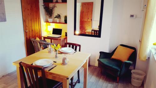 Stylish and homely space with considered work area - carbon neutral hotel in Norwich