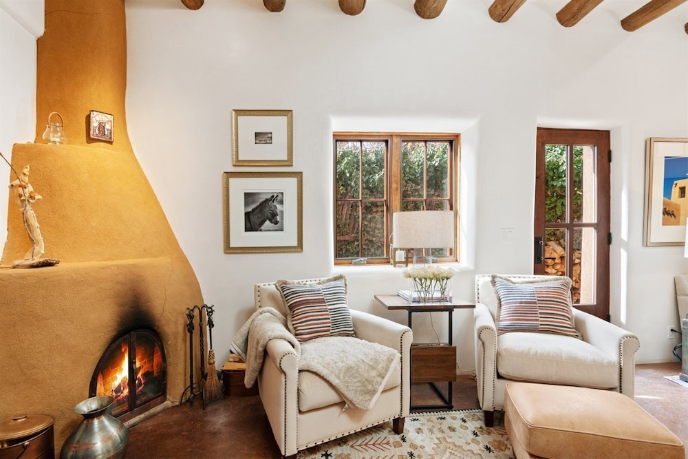 Carmel Elegant East Side Adobe With Kiva Fireplace Walk to Canyon Rd and The Plaza in Santa Fe, United States