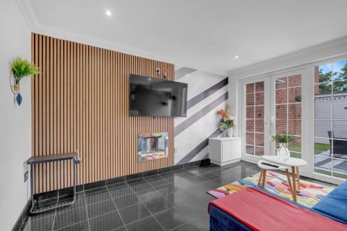 Kaly Relaxing Garden Central Close Parking near Portsmouth Harbour Train Station Gunwharf Quays Southsea in Portsmouth, United Kingdom