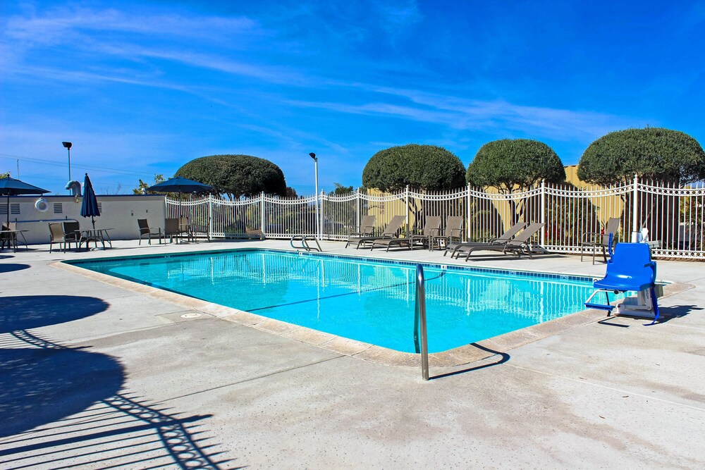 Motel 6 Vista - photo 16