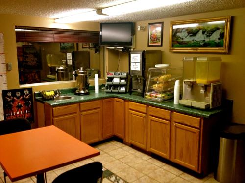Hwy Express Inn & Suites - photo 12