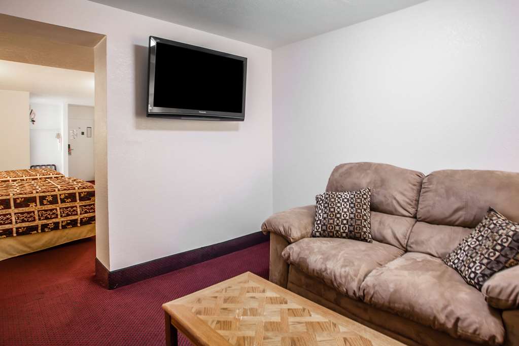 Econo Lodge Truman Inn - photo 25