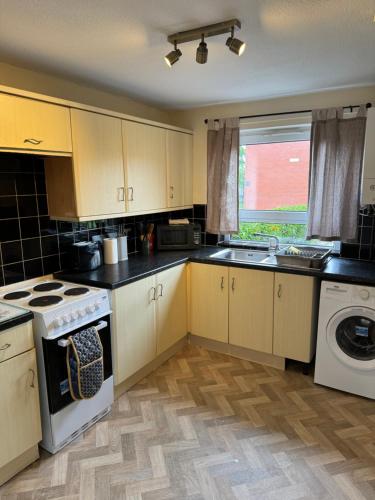 Quiet Sleeps 13 2 baths Parking KIA 2 — 4-Star Luxury Hotel in Nottingham, United Kingdom