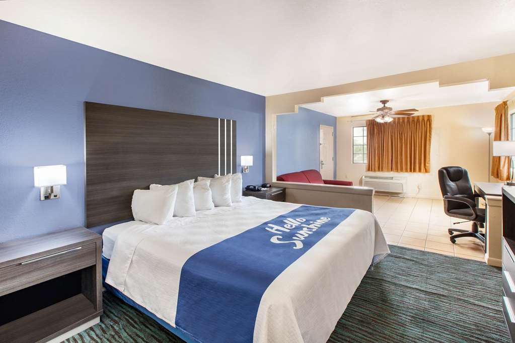 Days Inn & Suites by Wyndham Braunig Lake - photo 13