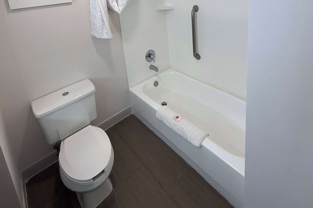 Comfort Inn Darien North Brunswick - photo 18