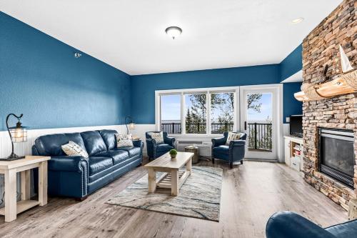 Breathtaking Lake Views King Suite Queen Beds Kitchen and Heated Indoor and Outdoor Pools — 4-Star Luxury Hotel in Two Harbors, United States