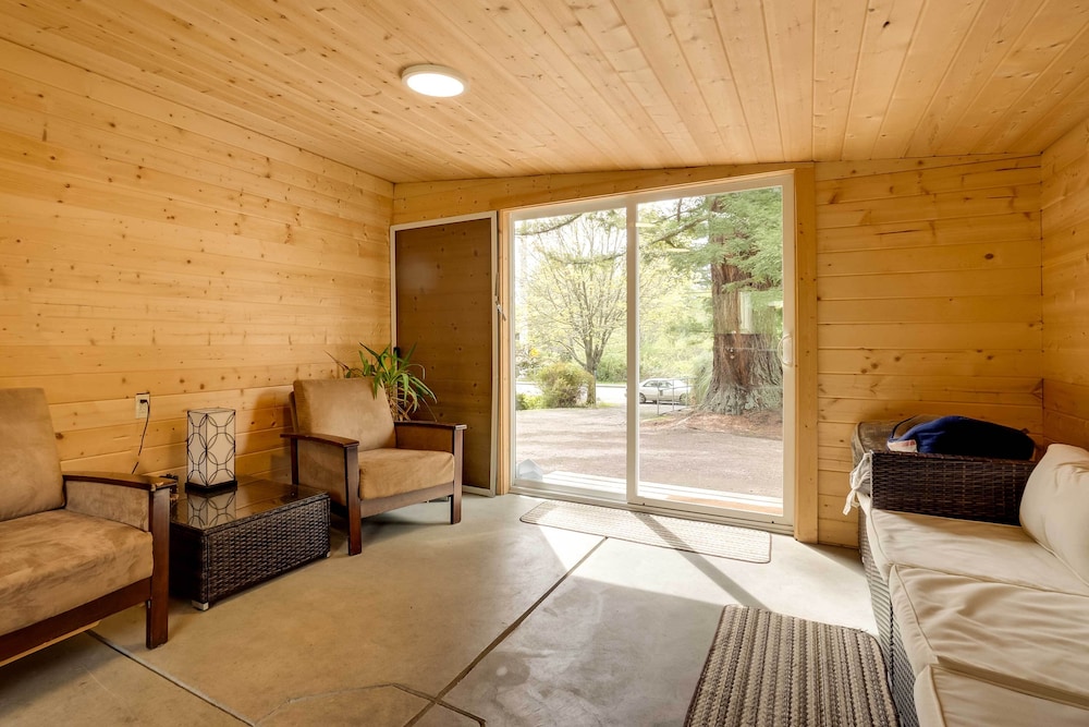 Brookings Home with Deck half Mi to Harris Beach — 4-Star Luxury Hotel in Brookings, United States