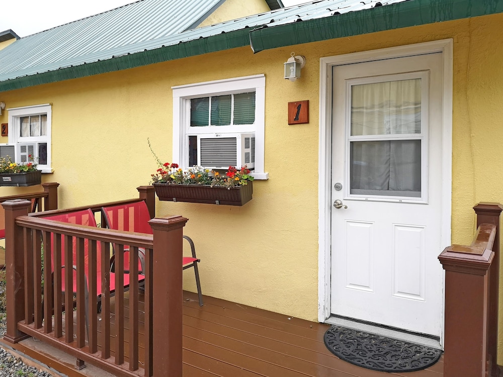 Yellowstone Riverside Cottages — hotel in Gardiner