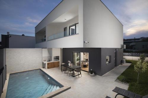 Villa Oasis — 4-Star Luxury Hotel in Liznjan, Croatia