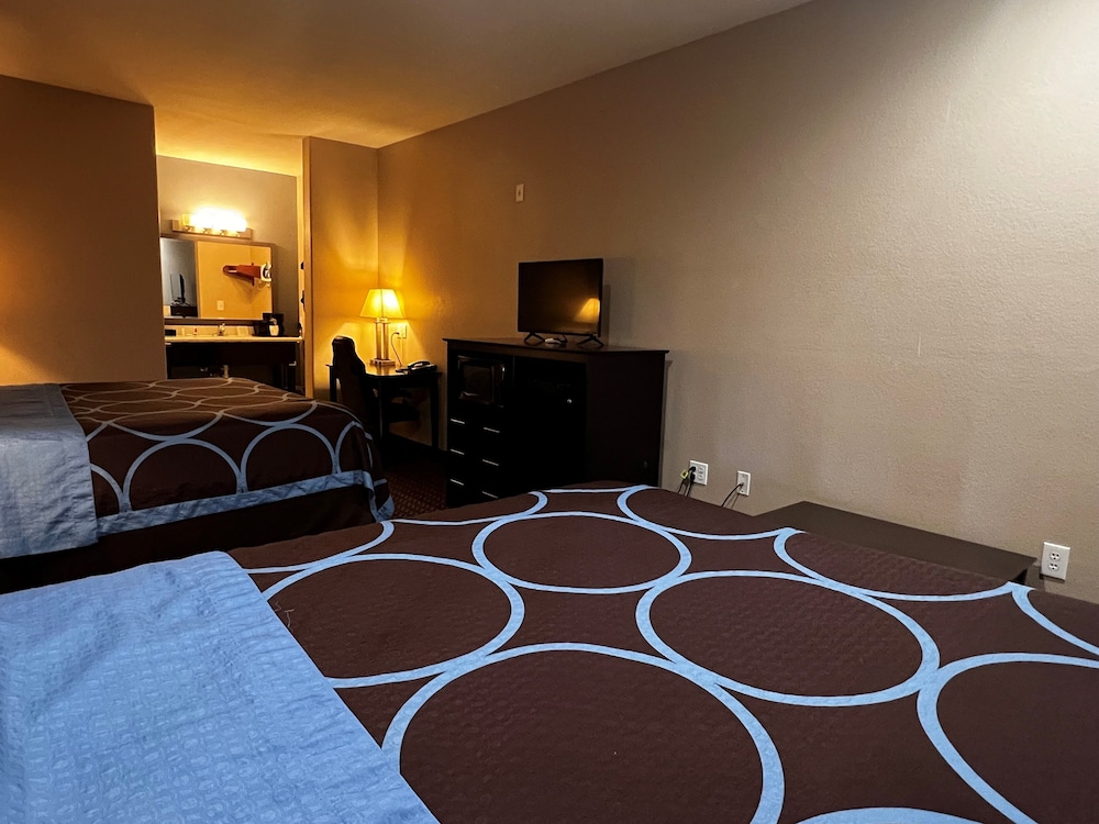 Super 8 by Wyndham Center - photo 32