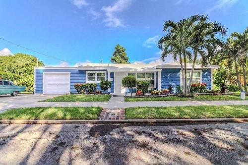 3 bedroom Casa Azul in Historic Northwood Hills — 4-Star Luxury Hotel in West Palm Beach, United States